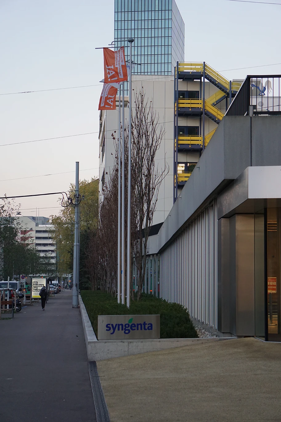 Syngenta sieht orange – KVI-Flaggen an eigenen Fahnenmasten